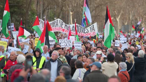 Los-Manifestantes-Se-Manifiestan-Mientras-Sostienen-Pancartas-Y-Banderas-Palestinas-En-Solidaridad-Con-Palestina.