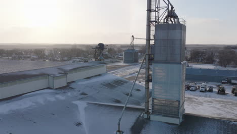 Vista-Aérea-De-La-Planta-De-Fertilizantes-Cubierta-De-Nieve-Junto-Al-Campo-Agrícola