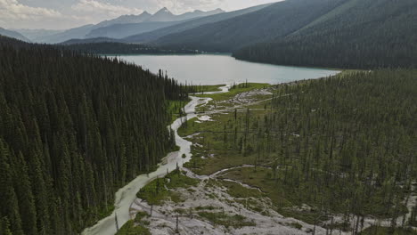 Emerald-Lake,-BC,-Kanada,-Luftaufnahme-V3,-Filmischer-Drohnenüberflug-über-Mäandernden-Fluss,-Wasser-Fließt-In-Den-See,-Umgeben-Von-üppigen-Nadelwäldern-Und-Bergtälern-–-Aufgenommen-Mit-Mavic-3-Pro-Cine-–-Juli-2023