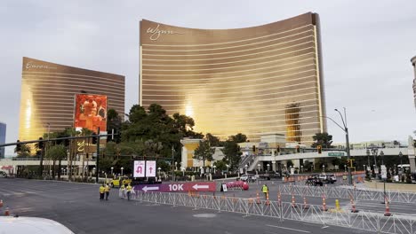 Toma-Del-Cierre-De-La-Calle-Las-Vegas-Boulevard-En-Preparación-Para-El-Maratón-De-Rock-And-Roll-Con-El-Hotel-Y-Casino-Wynn-Al-Fondo