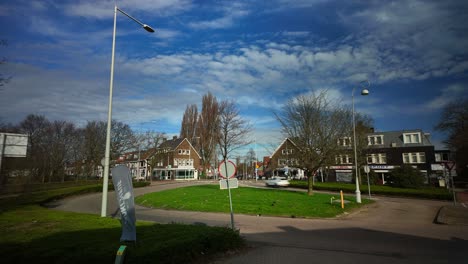 Zeitraffer-Der-Kreuzung-Des-Amsterdamer-Nordbezirks-Vogelbuurt-Waddenweg-Meeuwlaan