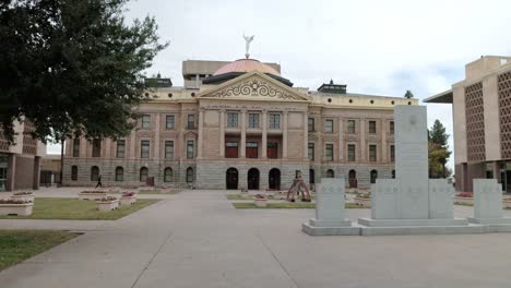 Edificio-Del-Capitolio-Del-Estado-De-Arizona-En-Phoenix,-Arizona,-Con-Un-Primer-Plano-Panorámico-De-Izquierda-A-Derecha
