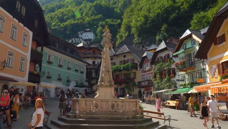 Menschen,-Die-Fotos-Neben-Dem-Hallstätter-Hauptplatzbrunnen-Machen