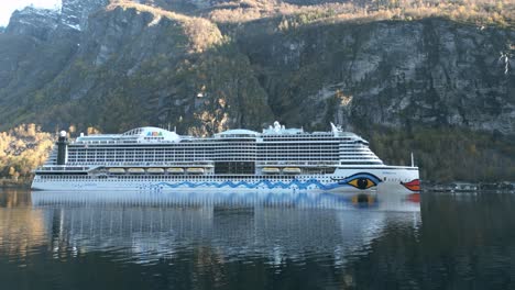 Großes-Kreuzfahrtschiff-Angedockt-In-Geiranger,-Luftaufnahme