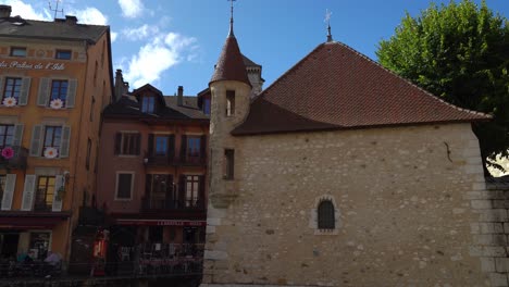 El-Palacio-De-L&#39;Île-Está-Situado-En-Una-Isla-Formada-En-El-Curso-De-Thiou,-Un-Pequeño-Río-Que-Cruza-El-Centro-Histórico-De-Annecy,-En-Saboya.