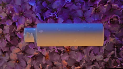 Kosmetikverpackungen-Auf-Einem-Hintergrund-Aus-Rosa-Mandelblüten,-Wasserwelleneffekt