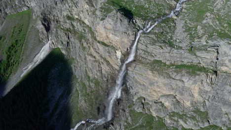 Toma-Aérea-De-Cascata-Di-Stroppia,-Italia,-Con-Majestuosa-Cascada-Y-Acantilados-Escarpados