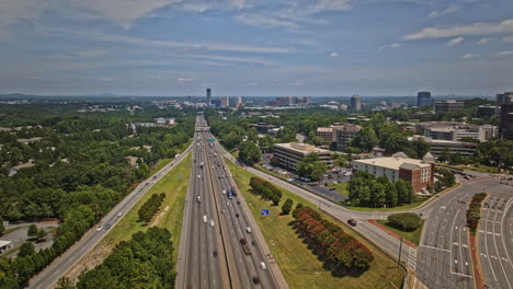 Atlanta,-Georgia,-Luftaufnahme-V971-Hyperlapse-Drohne-über-Der-Interstate-Autobahn,-Die-Schnelle-Verkehrsbewegungen-Und-Stadtansichten-Der-Stadtteile-Vinings-Und-Cumberland-Einfängt-–-Aufgenommen-Mit-Mavic-3-Pro-Cine-–-August-2023