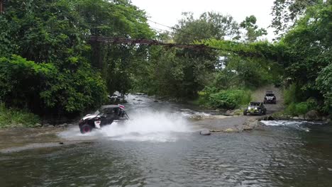 Side-by-Side-Tour-Durch-Den-Regenwald,-Den-Fluss-Und-Geländefahrzeuge