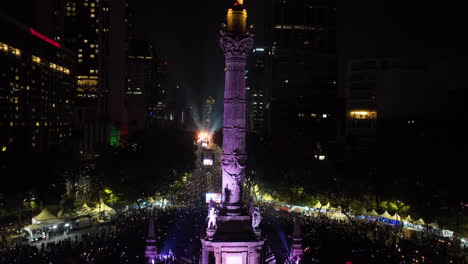 Vista-Aérea-Frente-A-La-Estatua-Del-Ángel-De-La-Independencia,-Noche-En-La-Ciudad-De-México