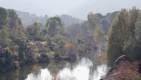 Paisaje-Otoñal-Con-Un-Río-De-La-Sierra-Morena-De-Andújar-En-Jaén