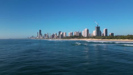 Vorwärts-Bewegende,-Aufsteigende-Luftaufnahme-über-Dem-Hauptstrand-Mit-Blick-Nach-Süden-In-Richtung-Surfers-Paradise,-Gold-Coast,-Australien