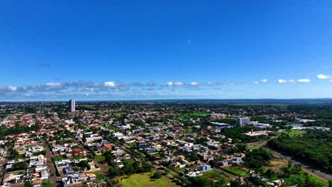 Drohne-Schwebt-über-Botucatu,-SP-Brasilien,-Und-Präsentiert-Das-Lebendige-Stadtbild-Von-Oben