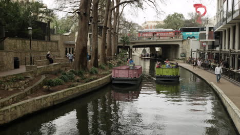 Touristen-Fahren-Mit-Dem-Boot-Den-San-Antonio-River-Walk-Entlang