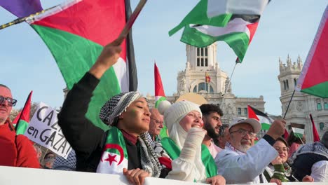 Demonstranten-Skandieren-Slogans-Und-Halten-Dabei-Palästinensische-Flaggen-Während-Eines-Solidaritätsmarsches-Für-Palästina,-Der-Ein-Ende-Des-Krieges-In-Gaza-Fordert.