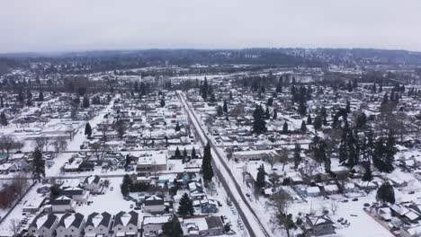 Luftaufnahme-Von-Schnee-In-Gladstone-Mit-Häusern-Und-Clackamas-River