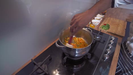 Chef-Caribeño-Cocinando-Verduras-Mixtas
