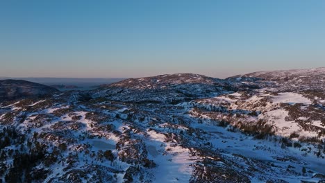 Schneebedeckter-Berggipfel-In-Bessaker,-Norwegen,-Luftaufnahme