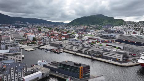 Luftaufnahme-Von-Bergen,-Dem-Norwegischen-Stadthafen,-Gebäuden-Am-Wasser,-Schifffahrts--Und-Kreuzfahrtterminals,-Drohnenaufnahme-Mit-60 fps