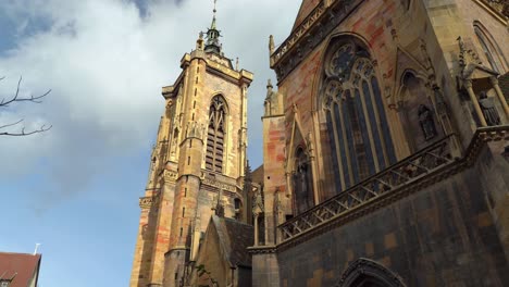 Die-Zwischen-1235-Und-1365-Erbaute-Stiftskirche-Saint-Martin-Ist-Ein-Wichtiges-Beispiel-Gotischer-Architektur-Im-Elsass