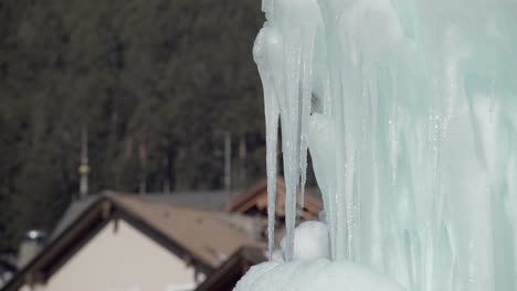 Primer-Plano-De-La-Parte-Superior-De-Una-Columna-De-Hielo-Con-Pequeños-Carámbanos-Que-Gotean-En-St