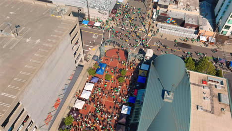 Fans-Feiern-Lokale-Sportmannschaft-Auf-Der-Straße,-Oakland-Ein-Fanfest