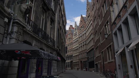 La-Curva-Kaasstraat-En-Amberes,-Bélgica---Drone-Volando-Hacia-Adelante