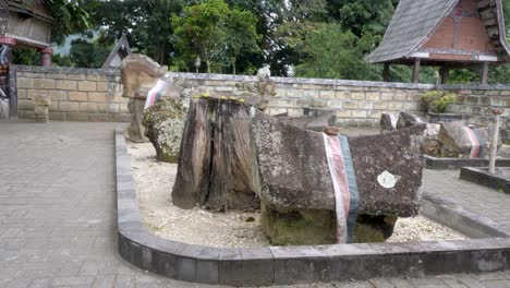 Antiguas-Tumbas-De-Piedra-Y-Estatuas-En-El-Cementerio-Real-Del-Rey-Sidabutar,-Isla-De-Samosir,-Indonesia,-Día-Nublado