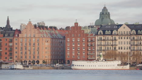 Estilo-Arquitectónico-Distintivo-De-Los-Edificios-En-El-Paseo-Marítimo-De-Riddarfjärden