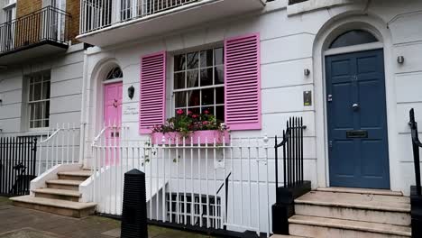 Weißes-Haus-Mit-Rosa-Türen-Und-Fensterläden-In-14-Trevor-Square,-London