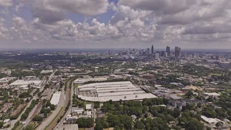 Atlanta-Georgia-Antena-V982-Drone-Cinematográfico-Sobrevuelo-Inverso-Adair-Park-Capturando-El-Paisaje-Urbano-Del-Sur-Y-Del-Centro-En-El-Horizonte-Con-Nubes-Dramáticas-En-El-Cielo---Filmado-Con-Mavic-3-Pro-Cine---Agosto-De-2023