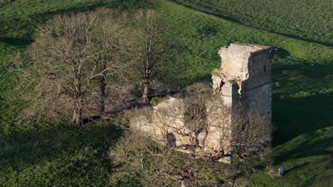 Imágenes-Aéreas-Del-Castillo-De-Ayton-En-Yorkshire-Del-Norte,-órbita-Aérea-De-Un-Antiguo-Castillo-Inglés