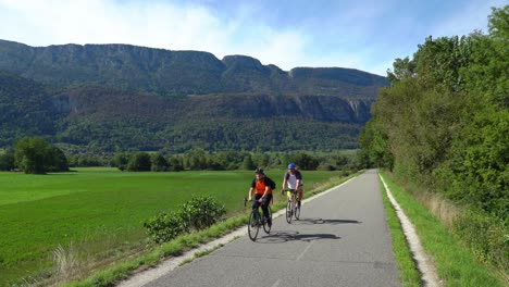 Radfahrer-Können-Den-See-Von-Annecy-Auf-Sehr-Guten-Radwegen-Umrunden