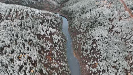 Fließender-Fluss-In-Tälern-Mit-Schneewald-In-Der-Nähe-Von-Sun-Valley,-Idaho,-USA