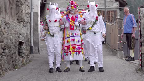 Hombres-Con-Trajes-Tradicionales-En-El-Zusslrennen-Se-Preparan-Para-Comenzar-El-Desfile.