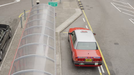 Taxi-Inactivo-Esperando-Que-El-Pasajero-Suba-A-Bordo-En-Las-Calles-De-Hong-Kong