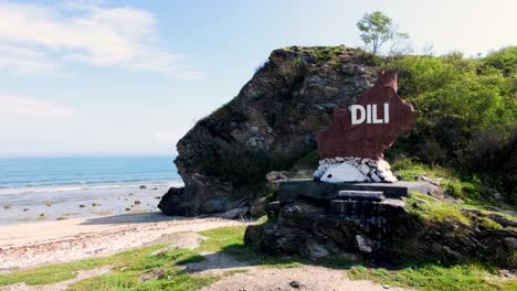 Malerische-Landschaftsansicht-Der-Dili-Felslandschaft-Am-Weißen-Sandstrand-Und-Dem-Meer-An-Einem-Beliebten-Tauchplatz-In-Der-Hauptstadt-Von-Osttimor,-Südostasien