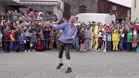 Carter-Chasquea-Su-Látigo-Delante-De-Una-Audiencia-Durante-El-Desfile-De-La-Carrera-Zusslrennen-En-Prad-Am-Stilfserjoch---Prato-Allo-Stelvio,-Tirol-Del-Sur,-Italia