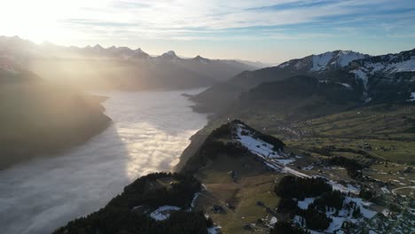 Amden-Weesen-Schweiz-Sonnenuntergang-über-Dem-Dorf-Weit-Oben-Nebel-Unten