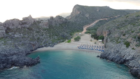 Luftpanoramablick-Auf-Den-Berühmten-Felsigen-Strand-Chalkos-In-Kythera