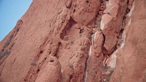 Escaladores-En-Formaciones-Rocosas-Rojas-Del-Jardín-De-Los-Dioses-En-Colorado-Springs,-Colorado