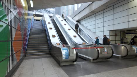 Salida-4-Escaleras-Mecánicas-En-La-Estación-De-Tottenham-Court-Road