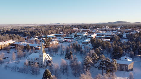 Arvidsjaur-Kirchengebäude-Auf-Schneebedecktem-Dorf-Im-Winter-In-Arvidsjaur,-Lappland,-Schweden