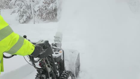 Trabajos-De-Remoción-De-Nieve,-Un-Trabajador-Con-Quitanieves-En-Acción-En-Un-Paisaje-De-Nieve-Profunda.