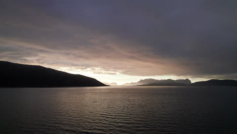 Toma-Aérea-Panorámica,-Panorámica-De-Una-Puesta-De-Sol-Sobre-Sognefjord-En-Noruega