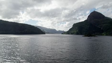 Feste-Luftaufnahme-Mit-Blick-über-Die-Weiten-Offenen-Gewässer-Des-Laukelandsfjorden-Auf-Die-Dalsfjordbrua-Brücke-In-Norwegen