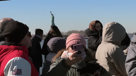 Frau-Macht-Ein-Foto-Von-Einer-Fähre-In-New-York-Mit-Der-Freiheitsstatue-Im-Hintergrund