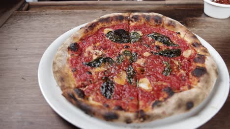 Pizza-Marinara-Cocida-En-Un-Plato-Dentro-De-La-Pizzería-Bianco-En-Phoenix,-Arizona,-Con-Video-Panorámico-Moviéndose-En-Círculo