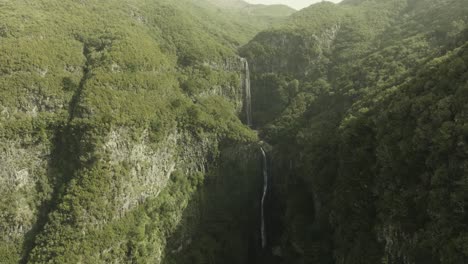 Vogelperspektive-Eines-Langen-Wasserfalls-In-Einem-Wald