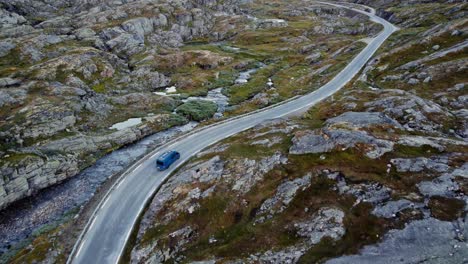 Luftaufnahmen-Eines-Blauen-Lieferwagens-Auf-Einer-Kleinen-Straße-In-Norwegen